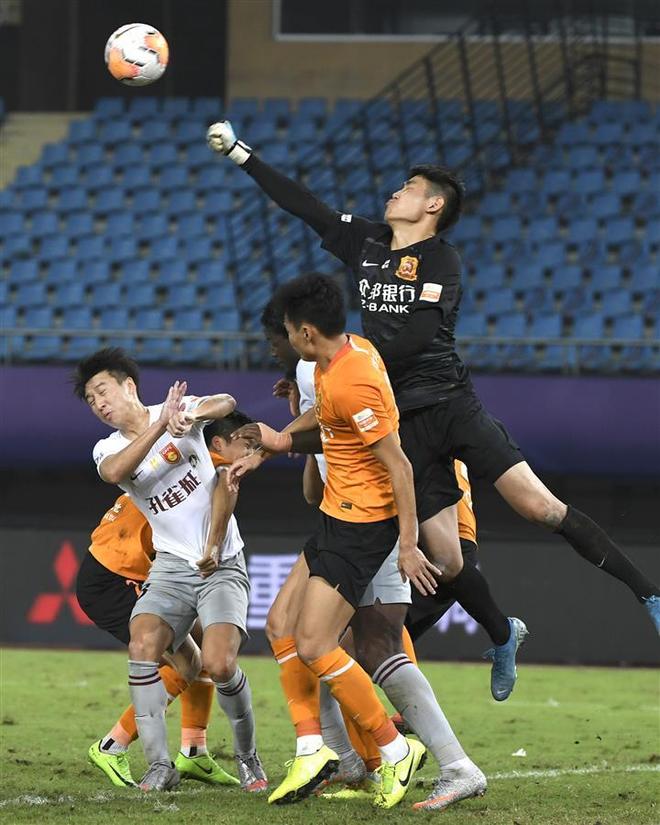 科维托娃新星出色防守表现惊艳冲刺阶段里昂门线救险——中超节点到来，媒体一致点评：勇士最后一投命中的简单介绍